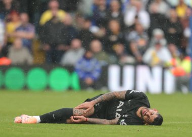 Tottenham Hotspur 'dan Cristian Romero, Premier Lig maçında Leeds United ile Tottenham Hotspur arasında oynanan 4 Ekim 2025 tarihli Elland Road, Leeds, İngiltere maçında yerde kaldı. 