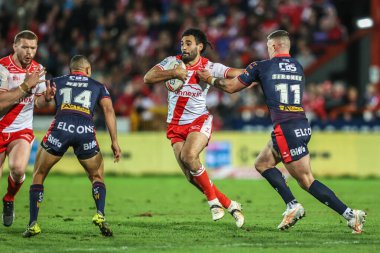 Hull KR takımının Tyrone May 'i, 3 Ekim 2025' te İngiltere 'nin Hull kentinde oynanan Sewell Group Craven Park' ta oynanan Betfred Süper Lig yarı final maçı sırasında St. Helens 'li Curtis Sironen' e yenildi.