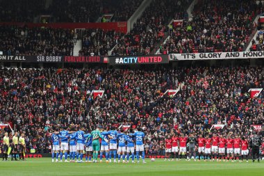 Ödeyenler, yetkililer ve taraftarlar, Manchester United 'ın 4 Ekim 2025' te Old Trafford, Manchester, İngiltere 'de oynadığı Premier League maçında hayatını kaybedenleri anmak için dakikalar beklediler. 