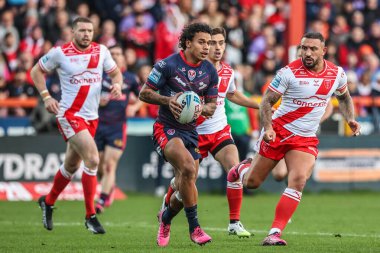 St. Helens 'li Tristan Sailor, 3 Ekim 2025' te İngiltere 'nin Hull KR ile St Helens arasında oynanan Betfred Süper Lig yarı final maçı sırasında topu yakalıyor.