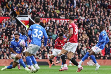 Manchester United 'dan Amad Diallo Premier Lig maçında Manchester United ile Sunderland maçında giydiği tişörtü Old Trafford, Manchester, İngiltere' de 4 Ekim 2025 'de izledi. 