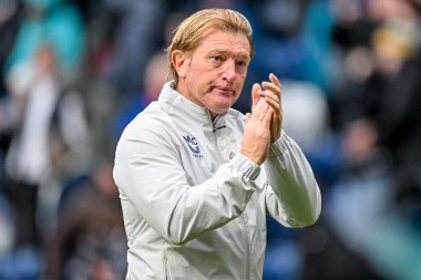 Preston North End müdür yardımcısı Stuart McCall, 4 Ekim 2025 Deepdale, Preston, İngiltere 'de oynanan Sky Bet Şampiyonası maçında ev sahiplerini alkışlıyor. 