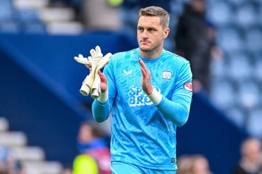 Preston North End 'den Daniel Iversen, 4 Ekim 2025' te İngiltere 'nin Deepdale kentinde oynanan Sky Bet Şampiyonası maçında taraftarlarını alkışlıyor. 