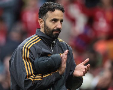Manchester United 'ın Ruben Amorim teknik direktörü, Manchester United' ın 4 Ekim 2025 'te Old Trafford, Manchester, İngiltere' de oynadığı Premier League maçında son düdük çaldıktan sonra taraftarları alkışlıyor. 