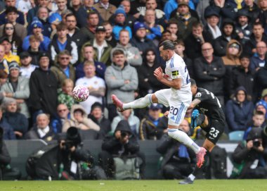Leeds United takımından Jack Harrison, Premier Lig maçında topu kontrol ediyor. Leeds United, Tottenham Hotspur 'a karşı, Elland Road, Leeds, İngiltere, 4 Ekim 2025 