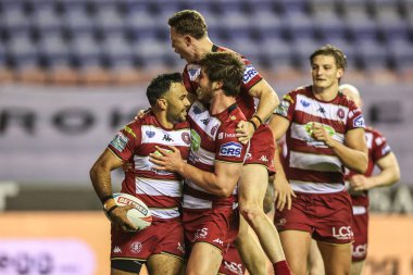 Wigan Warriors 'un Bevan Fransızcası, İngiltere' nin Wigan şehrindeki Brick Community Stadyumu 'nda Wigan Warriors' a karşı oynadığı Süper Lig Yarı Final maçı sırasında denemesini kutluyor.