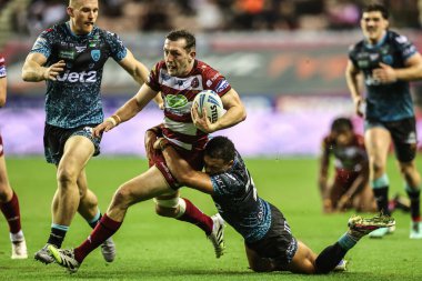 Wigan Warriors 'dan Jake Wardle, 3 Ekim 2025' te İngiltere 'nin Wigan kentindeki Brick Community Stadyumu' nda oynanan Betfred Süper Lig Yarı Final Maçı 'nda Leoparlar' dan Umyla Hanley ile karşılaştı.