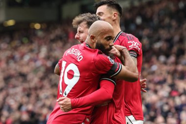 Manchester United takımından Mason Mount, Manchester United 'ın 4 Ekim 2025 tarihinde Old Trafford, Manchester' da oynadığı Premier League maçında 1-0 'lık galibiyetini kutluyor. 