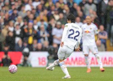 Leeds United takımından Ao Tanaka Premier Lig maçında topu geçti. Leeds United Tottenham Hotspur 'a karşı, Elland Road, Leeds, İngiltere, 4 Ekim 2025 