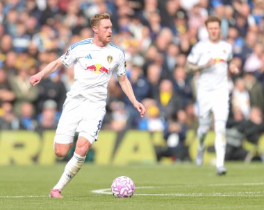 Leeds United takımından Sean Longstaff, Leeds United ile Tottenham Hotspur arasında oynanan Premier League maçında 4 Ekim 2025 'te Leeds Road, Leeds' de karşı karşıya geldi. 