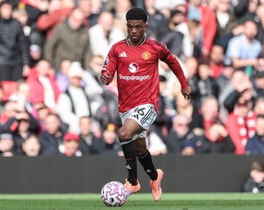 Manchester United takımından Amad Diallo, Manchester United 'ın 4 Ekim 2025 tarihinde Old Trafford, Manchester, İngiltere' de oynadığı Premier League maçında topa vuruyor. 