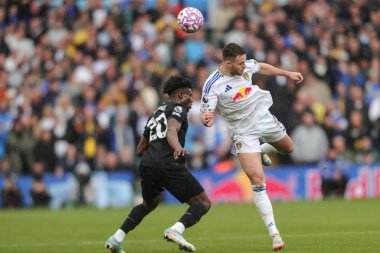 Leeds United takımından Gabriel Gudmundsson, Leeds United 'ın Tottenham Hotspur' a karşı oynadığı Premier League maçında topu fırlatıyor. 