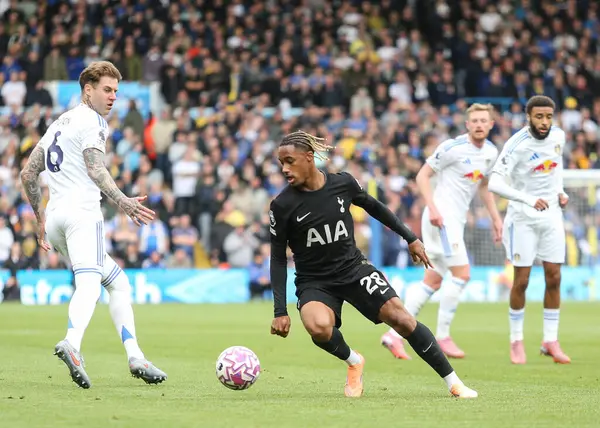 Tottenham Hotspur 'dan Wilson Odobert Premier Lig maçında topa dönüyor. Leeds United Tottenham Hotspur' a karşı. Elland Road, Leeds, İngiltere, 4 Ekim 2025 