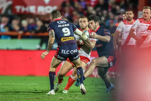 Hull KR takımından Mikey Lewis, Betfred Süper Lig yarı final maçı Hull KR 'ın Sewell Group Craven Park' ta St Helens 'e karşı oynadığı 3 Ekim 2025' de St. Helens maçında St. Helens 'li Daryl Clark' a yenildi.