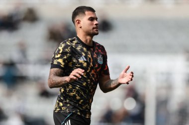 Newcastle 'dan Bruno Guimaraes Premier League maçı Newcastle United - Nottingham Forest maçında oynanan maç öncesi ısınma maçında taraftarları alkışlıyor.