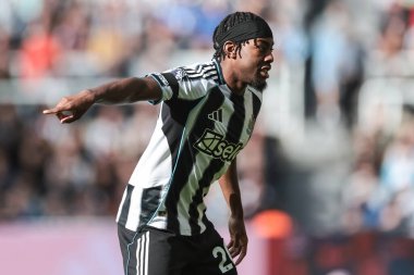 Newcastle Untie 'den Anthony Elanga, Premier League maçı sırasında takımına talimat verir. Newcastle United, Nottingham Ormanı' na karşı 5 Ekim 202 'de St. James' s Park, Newcastle 'da oynanan maçta.