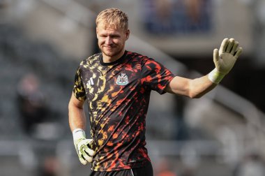 Newcastle 'dan Aaron Ramsdale Premier League maçında maç öncesi ısınma turunda St.James' s Park, Newcastle, İngiltere 'de Newcastle United - Nottingham Forest maçında berabere kaldı.