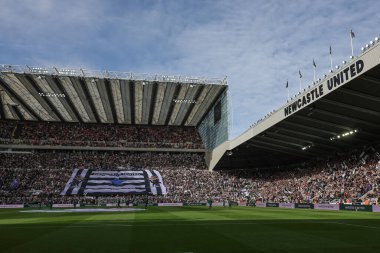 Premier Lig maçında Newcastle United, Nottingham Ormanı 'na karşı St. James' s Park, Newcastle, İngiltere 'de 5 Ekim 2025' te oynanan karşılaşmada taraftarlar arasında bir Newcastle bayrağı dalgalandırıldı.