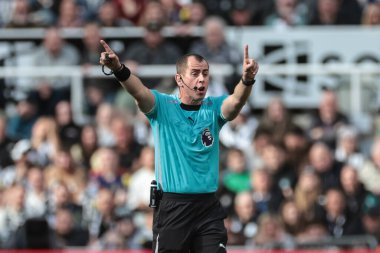 Hakem Peter Bankes, Premier Lig maçında Forest 'a serbest vuruş verdi. Newcastle United, Nottingham Ormanı' na karşı, St. James 's Park, Newcastle, 5 Ekim 2025