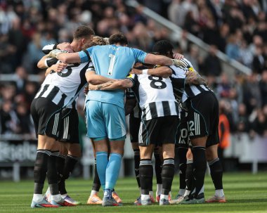 Bir Newcastle grubu Premier Lig maçı sırasında Newcastle United ve Nottingham Forest 'a karşı 5 Ekim 2025' te St. James 's Park, Newcastle' da bir araya geldi.