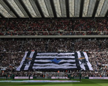 Premier Lig maçında Newcastle United, Nottingham Ormanı 'na karşı St. James' s Park, Newcastle, İngiltere, 5 Ekim 20255 'te oynanan karşılaşmada taraftarlar arasında bir Newcastle bayrağı dalgalandırıldı.