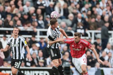 Newcastle 'dan Sven Botman Premier League maçı Newcastle United ve Nottingham Forest maçında Nottingham Park, Newcastle, İngiltere' de 5 Ekim 2025 'de Chris Wood' un baskısından yüksek topu kazanmak için sıçradı.