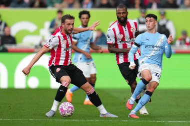 Manchester City 'den Phil Foden, Premier League maçında baskı altında geçmeyi deniyor Brentford Manchester City' ye karşı Gtech Community Stadyumu, Londra, 5 Ekim 2025