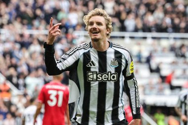 Newcastle United takımından Nick Woltemade, Premier League maçı Newcastle United - Nottingham Forest maçında 5 Ekim 2025 'te St. James' s Park, Newcastle, İngiltere 'de 2-0' lık galibiyet golünü kutluyor.
