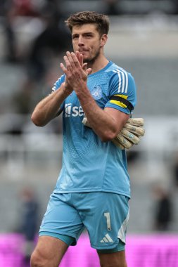 Newcastle 'dan Nick Pope, Premier League maçının son düdüğü çaldıktan sonra taraftarları alkışlıyor. Newcastle United, Nottingham Ormanı' na karşı. St. James 's Park, Newcastle, İngiltere, 5 Ekim 2025
