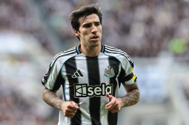 Newcastle 'dan Sandro Tonali Premier Lig maçı sırasında St.James' s Park, Newcastle, İngiltere 'de Newcastle United ve Nottingham Forest maçında berabere kalmadı.