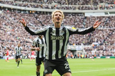 Newcastle United takımından Nick Woltemade, Premier League maçı Newcastle United - Nottingham Forest maçında 5 Ekim 2025 'te St. James' s Park, Newcastle, İngiltere 'de 2-0' lık galibiyet golünü kutluyor.