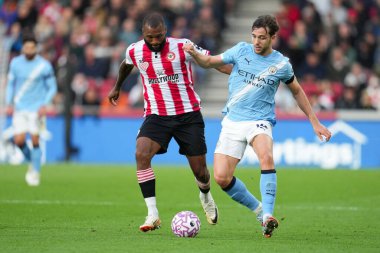 Manchester City 'den Nico Gonzalez ve Brentford' dan Igor Thiago Premier League maçı sırasında Brentford Manchester City 'ye karşı Gtech Community Stadyumu, Londra, İngiltere, 5 Ekim 2025