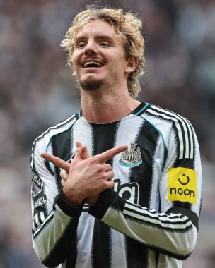 Newcastle United takımından Nick Woltemade, Premier League maçı Newcastle United - Nottingham Forest maçında 5 Ekim 2025 'te St. James' s Park, Newcastle, İngiltere 'de 2-0' lık galibiyet golünü kutluyor.