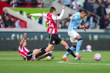 Brentford 'dan Kristoffer Ajer ve Brentford' dan Mikkel Damsgaard Premier League karşılaşmasında Manchester City 'den Savinho' ya karşı Gtech Community Stadyumu 'nda meydan okumaya çalışıyorlar.
