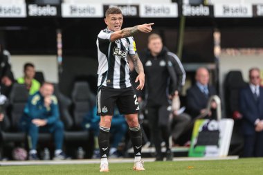 Newcastle Untie 'den Kieran Trippier, Premier League maçı sırasında takımına talimatlar verir. Newcastle United, Nottingham Ormanı' na karşı St. James 's Park, Newcastle, İngiltere, 5 Ekim 2025
