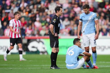 Manchester City 'den Rodri, Premier League maçında sakatlandı. Brentford Manchester City' ye karşı Gtech Community Stadyumu, Londra, 5 Ekim 2025