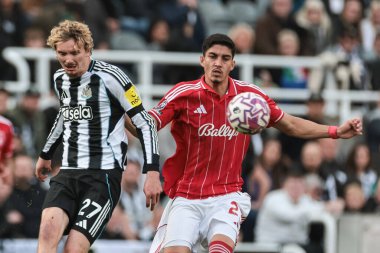 Newcastle United 'dan Nick Woltemade ve Nottingham Ormanı' ndan Jair Cunha Premier Lig karşılaşmasında top için mücadele ettiler Newcastle United Nottingham Ormanı 'na karşı St. James' s Park, Newcastle, İngiltere, 5 Ekim 2025