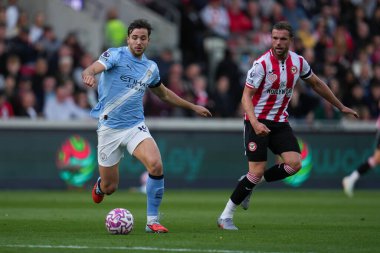 Manchester City 'den Nico Gonzalez ve Brentford' dan Jordan Henderson Premier League maçı sırasında Brentford Manchester City 'ye karşı Gtech Community Stadyumu, Londra, 5 Ekim 2025