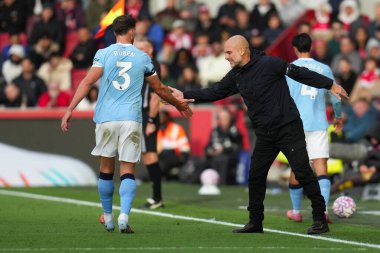 Manchester City ve Manchester City 'den Ruben Dias' ın Pep Guardiola teknik direktörü Premier League karşılaşmasında Brentford Manchester City 'ye karşı Gtech Community Stadyumu, Londra, İngiltere, 5 Ekim 2025