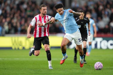 Manchester City 'den Nico O' Reilly ve Brentford 'dan Jordan Henderson Premier League maçı sırasında Brentford Manchester City' ye karşı Gtech Community Stadyumu, Londra, 5 Ekim 2025