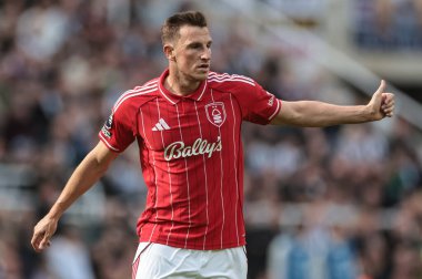 Nottingham Ormanı 'ndan Chris Wood, Premier League maçı sırasında takımına talimat verir. Newcastle United, Nottingham Ormanı' na karşı St. James 's Park, Newcastle, 5 Ekim 2025