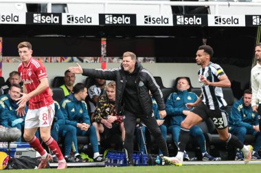 Newcastle United takımının teknik direktörü Eddie Howe ve Newcastle United takımından Nick Woltemade, 5 Ekim 2025 'te St. James' s Park, Newcastle, İngiltere 'de oynanan Premier League maçı Newcastle United - Nottingham Forest maçında 2-0' lık galibiyeti kutladılar.