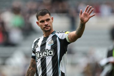 Newcastle 'dan Bruno Guimaraes Premier League maçı Newcastle United ve Nottingham Forest maçında 5 Ekim 2025' te St. James 's Park, Newcastle, İngiltere' de kazandığı 2-0 'lık galibiyetten sonra taraftarlara el sallıyor.