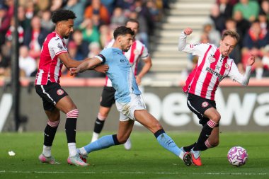 Manchester City 'den Ruben Dias, Premier League maçında baskı altında pas veriyor. Brentford, Manchester City' ye karşı Gtech Community Stadyumu, Londra, 5 Ekim 2025