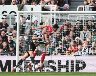 Nottingham Ormanı 'ndan Jair Cunha, Premier Lig maçı sırasında Newcastle United ile Nottingham Ormanı arasında oynanan 5 Ekim 2025' te St. James 's Park, Newcastle, İngiltere' de oynanan maçta Newcastle Untie maçında Dan Burn 'ün yaptığı baskının ardından defans alanından topu alıyor.