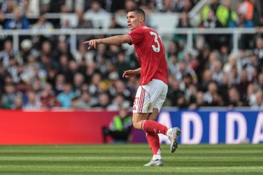 Nottingham Ormanı 'ndan Nikola Milenkoviç, Premier Lig maçı sırasında takımına talimatlar veriyor. Newcastle United, Nottingham Ormanı' na karşı St. James 's Park, Newcastle, İngiltere, 5 Ekim 2025