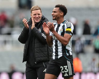 Newcastle United takımının teknik direktörü Eddie Howe ve Newcastle United takımından Nick Woltemade, 5 Ekim 2025 'te St. James' s Park, Newcastle, İngiltere 'de oynanan Premier League maçı Newcastle United - Nottingham Forest maçında 2-0' lık galibiyeti kutladılar.