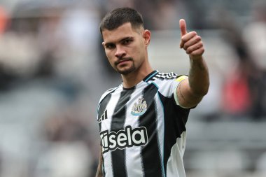 Newcastle Untie 'den Bruno Guimaraes, Premier Lig maçı Newcastle United - Nottingham Forest maçında 5 Ekim 2025' te St. James 's Park, Newcastle, İngiltere' de oynanan 2-0 'lık galibiyetin ardından taraftarları alkışladı.
