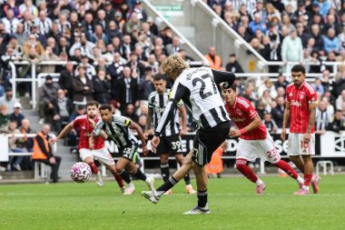 Newcastle United takımından Nick Woltemade, Premier League maçı Newcastle United - Nottingham Forest maçında 5 Ekim 2025 'te St. James' s Park, Newcastle, İngiltere 'de 2-0 öne geçerek penaltı aldı.