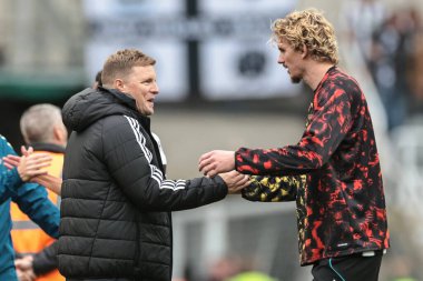 Newcastle United takımının teknik direktörü Eddie Howe ve Newcastle United takımından Nick Woltemade, 5 Ekim 2025 'te St. James' s Park, Newcastle, İngiltere 'de oynanan Premier League maçı Newcastle United - Nottingham Forest maçında 2-0' lık galibiyeti kutladılar.